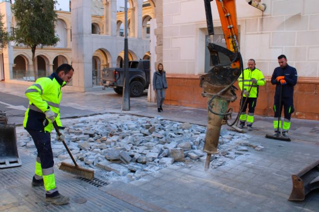 Comienza la reparación del pavimento dañado de la calzada en la puerta de la Casa de Guevara de Lorca - 2, Foto 2