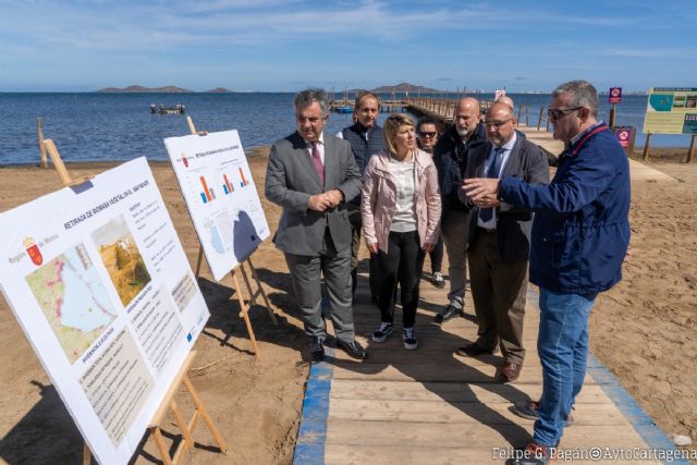 La retirada de biomasa continúa en el Mar Menor con un centenar de operarios trabajando a diario en las playas - 1, Foto 1