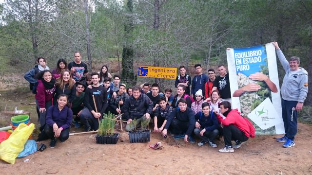 Voluntarios repueblan con 300 plantas autóctonas un antiguo campo de tiro cercano al vivero forestal del parque regional El Valle - 1, Foto 1