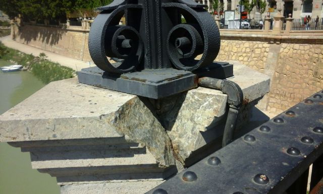 Cambiemos Murcia denuncia el mal estado de las farolas del Puente Viejo - 1, Foto 1