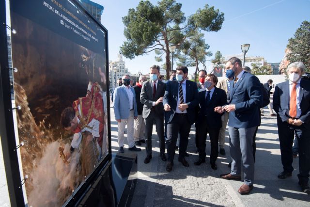 López Miras y Martínez-Almeida inauguran la exposición fotográfica de la fiestas de Caravaca de la Cruz - 1, Foto 1