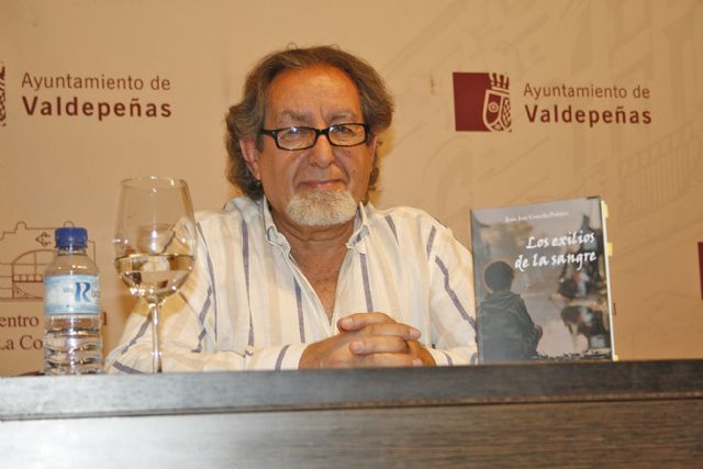 Juan José Guardia Polaino, firma el 24 de mayo, en la I Feria del Libro de Argamasilla de Calatrava, Los exilios de la sangre - 2, Foto 2