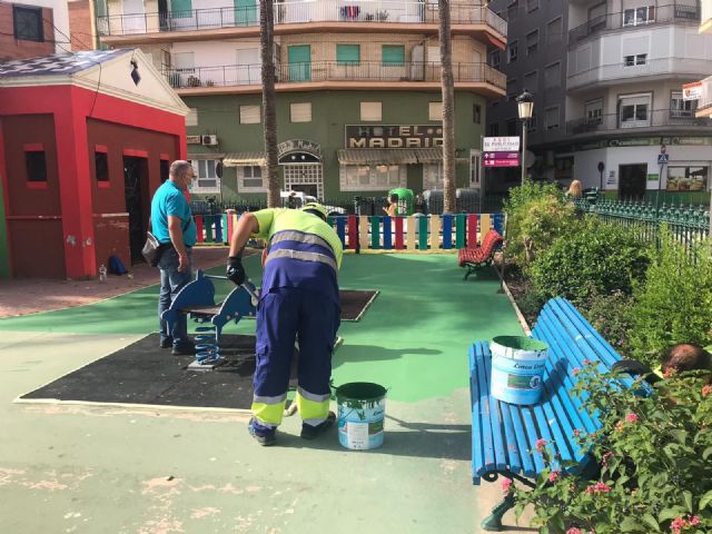 Hernández supervisa los trabajos finales de puesta a punto de los parques infantiles ante su inminente apertura - 1, Foto 1