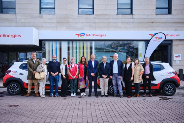 Los voluntarios de Cruz Roja en Asturias reciben dos vehículos eléctricos y su cargador gracias a la participación de los clientes de TotalEnergies en la iniciativa Un coche para Alba - 1, Foto 1