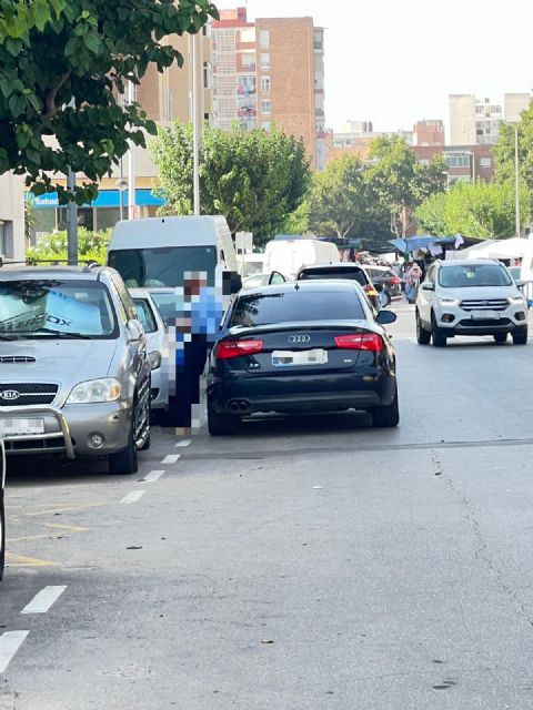 El PSOE denuncia el uso por parte de Arroyo de su coche oficial para hacer campaña junto a López Miras en el mercadillo del Cenit - 2, Foto 2