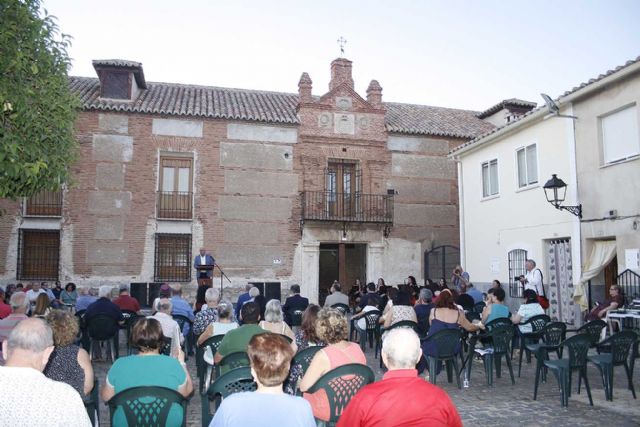 El primer sábado de agosto la poesía tomará la explanada del Palacio de la Clavería de Aldea del Rey, con dos recitales, una exposición, música de fondo y una entrega de premios - 1, Foto 1