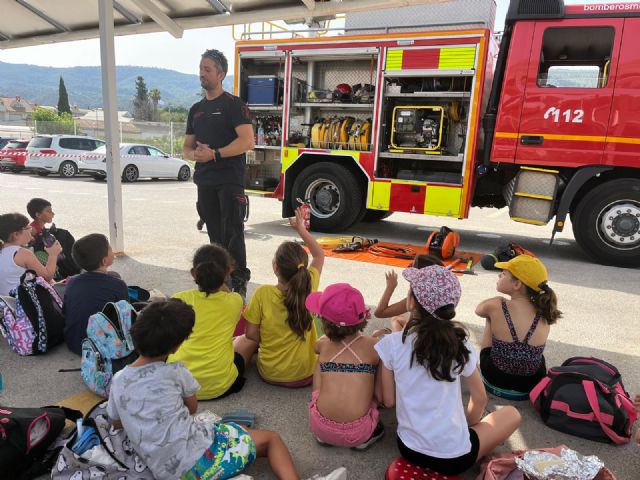 Bomberos de Murcia visitan la Escuela de Verano del centro deportivo Verdolay - 1, Foto 1