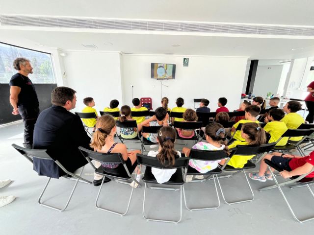 Bomberos de Murcia visitan la Escuela de Verano del centro deportivo Verdolay - 3, Foto 3