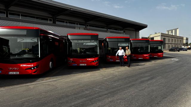 La incorporación de 36 vehículos reduce cuatro años la edad media de la flota mientras avanza la licitación del nuevo modelo de transporte La incorporación de 36 vehículos reduce cuatro años la edad media de la flota mientras avanza la licitación del nuevo modelo de transporte