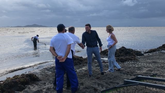 Las brigadas de limpieza del Mar Menor retiran 450 metros cúbicos de algas y residuos orgánicos de aguas de la laguna - 1, Foto 1