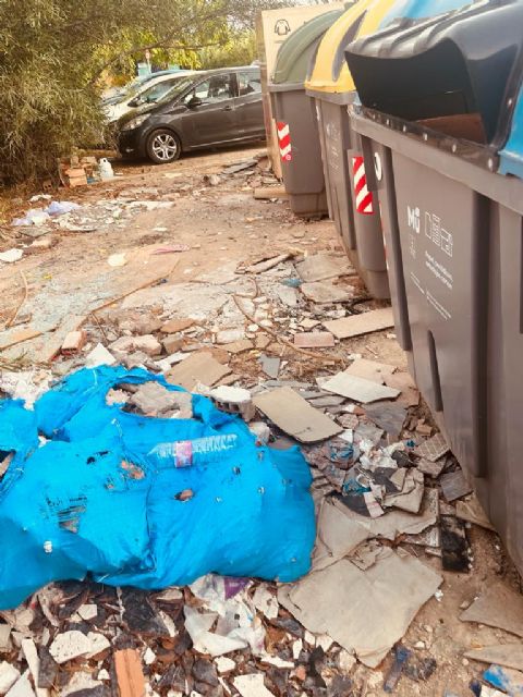 Fructuoso: La basura y los enseres se siguen acumulando en las calles del municipio mientras Ballesta posa en fotos y miente con el Plan Recupera - 1, Foto 1