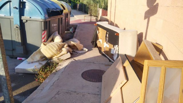 Fructuoso: La basura y los enseres se siguen acumulando en las calles del municipio mientras Ballesta posa en fotos y miente con el Plan Recupera - 2, Foto 2