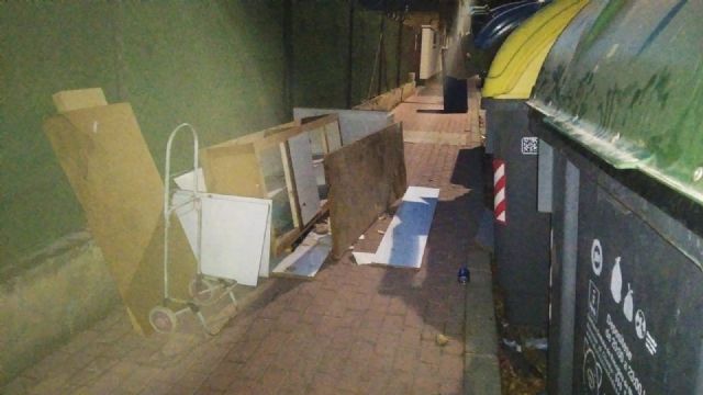 Fructuoso: La basura y los enseres se siguen acumulando en las calles del municipio mientras Ballesta posa en fotos y miente con el Plan Recupera - 3, Foto 3