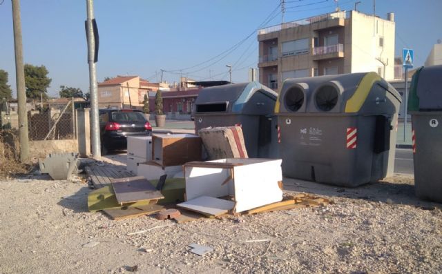 Fructuoso: La basura y los enseres se siguen acumulando en las calles del municipio mientras Ballesta posa en fotos y miente con el Plan Recupera - 4, Foto 4