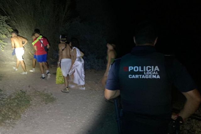 Un amplio operativo de Policía Local impide la celebración de botelleos en Isla Plana y La Azohía - 1, Foto 1