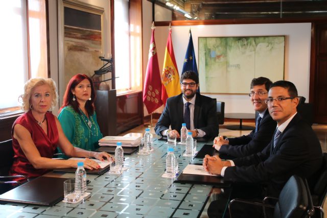 Fernando López Miras se reúne con la presidenta del Colegio de Enfermería de la Región - 1, Foto 1