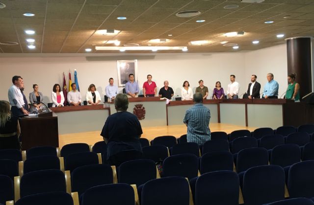 El Pleno del Ayuntamiento de San Javier empieza con un minuto de silencio por el fallecimiento del comandante y la alférez de la AGA en accidente áereo - 1, Foto 1