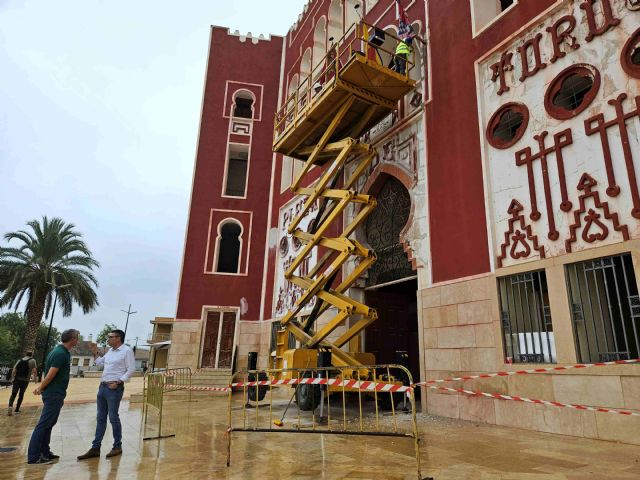 El Ayuntamiento de Caravaca realiza obras de mejora en la emblemática fachada neomudéjar de la Plaza de Toros de la localidad - 1, Foto 1