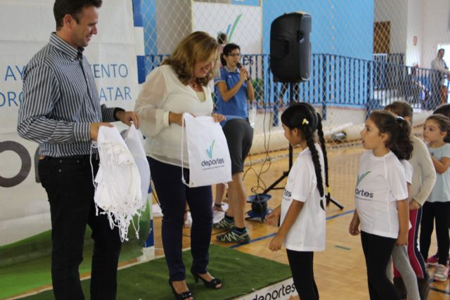 Deportes obsequia a los alumnos de las escuelas deportivas con una mochila en el inicio de curso - 1, Foto 1