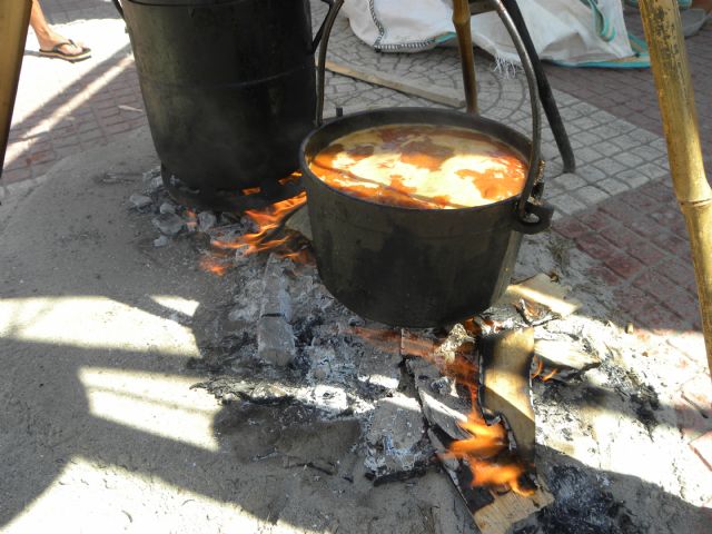 La Asociación Columbares y la Cofradía de Pescadores de San Pedro del Pinatar preparan un caldero tradicional para acercar a la ciudadanía a la pesca artesanal - 1, Foto 1