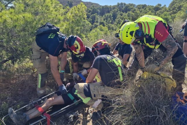 Bomberos de Cartagena intervienen en el rescate de una senderista evacuada en helicóptero en La Muela - 1, Foto 1