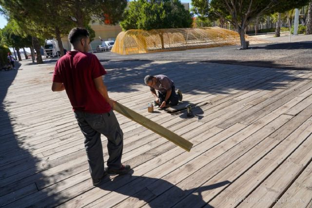 El Ayuntamiento repara tablas de madera en los suelos del exterior de El Batel - 1, Foto 1