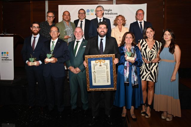 López Miras recibe la Medalla de Colegiado de Honor con Emblema de Oro del Colegio Oficial de Médicos de la Región de Murcia - 1, Foto 1