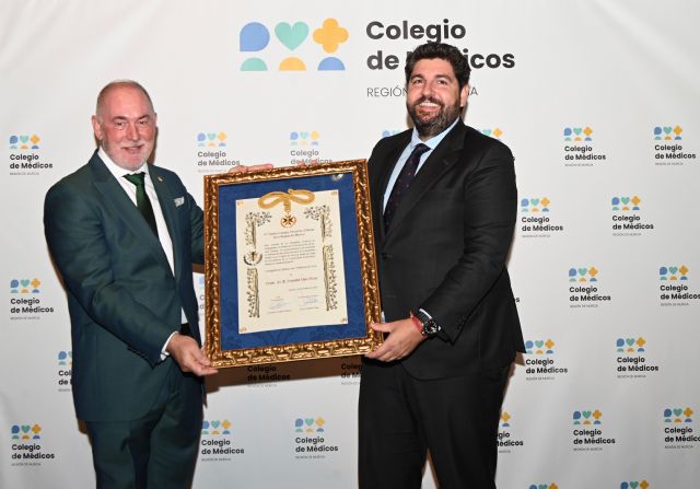 López Miras recibe la Medalla de Colegiado de Honor con Emblema de Oro del Colegio Oficial de Médicos de la Región de Murcia - 2, Foto 2