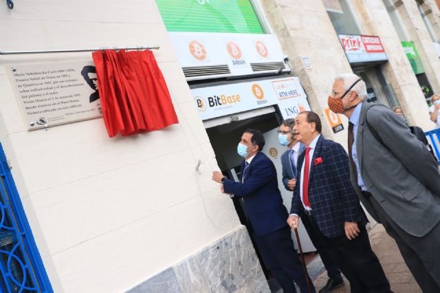 Murcia homenajea a Marie Curie con la instalación de una placa conmemorativa en el edificio Reina  Victoria - 1, Foto 1