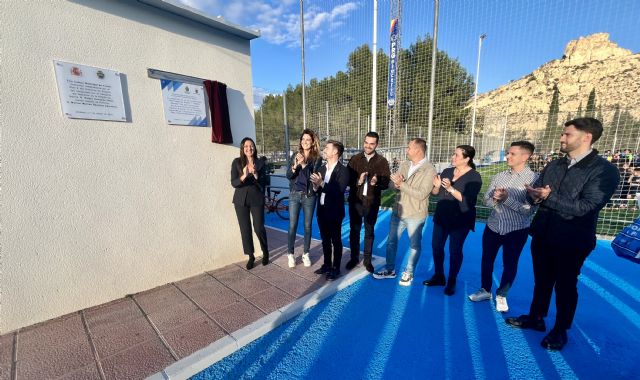 La Comunidad financia la renovación del césped artificial del campo de fútbol 7 del polideportivo municipal de Archena - 1, Foto 1