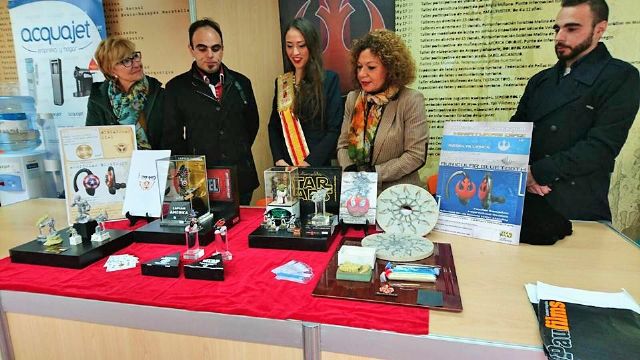 La directora general de Comercio y Protección del Consumidor visita el stand de Miniaturas Díaz en la Feria de Artesanía de Navidad de Murcia - 1, Foto 1