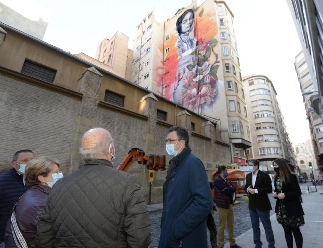 Una monumental mujer murciana envuelta en flores contempla desde hoy la plaza Santa Catalina - 1, Foto 1