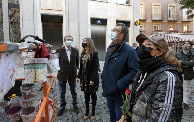 Una monumental mujer murciana envuelta en flores contempla desde hoy la plaza Santa Catalina - 3, Foto 3