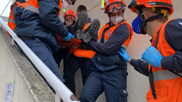 Voluntarios de Protección Civil enseñan medidas de autoprotección a los escolares del colegio Nuestra Señora de la Fuensanta - 1, Foto 1