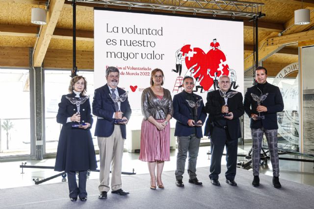 La Comunidad reconoce al pintor Álvaro Peña, Banco de Alimentos del Segura, Cruz Roja, AJE y Ucam con los Premios al Voluntariado - 1, Foto 1