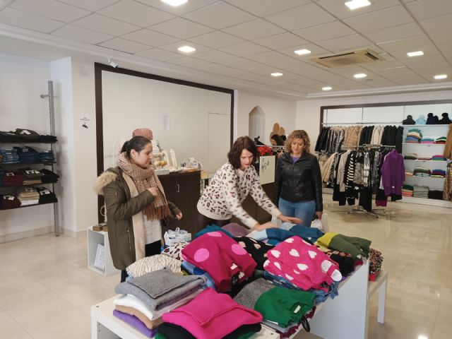 La ganadora de la campaña 'El Roce hace el cariño' disfruta de su compra contrarreloj de 1.000 euros en los comercios de Puerto Lumbreras - 2, Foto 2