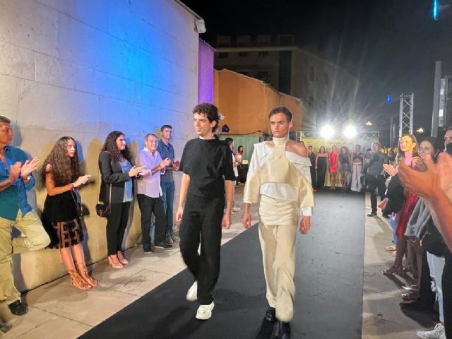 La Glorieta se convierte en una pasarela de moda joven - 1, Foto 1