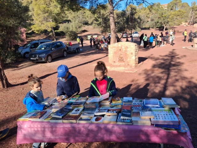 La Biblioteca Municipal colabora en las actividades del Día del Árbol, organizado por el Club Senderista de Totana - 1, Foto 1