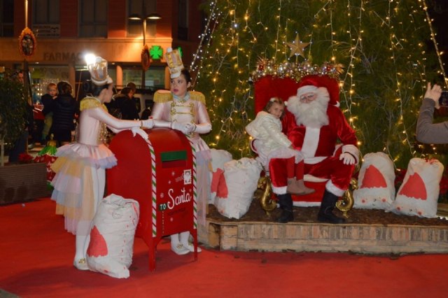 Papá Noel visita Totana este sábado cargado de regalos e ilusión con un ambientado desfile y una animada recepción de cartas, Foto 1