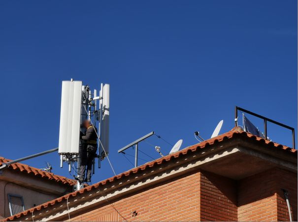 Vecinos, padres y madres y ecologistas se oponen a que se siga instalando una antena en el Barrio del Progreso - 1, Foto 1