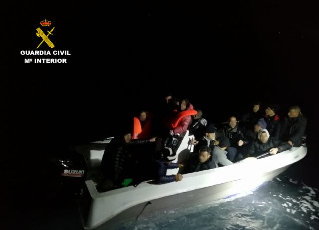 La Guardia Civil rescata a 16 migrantes a bordo de una embarcación a punto de naufragar - 1, Foto 1