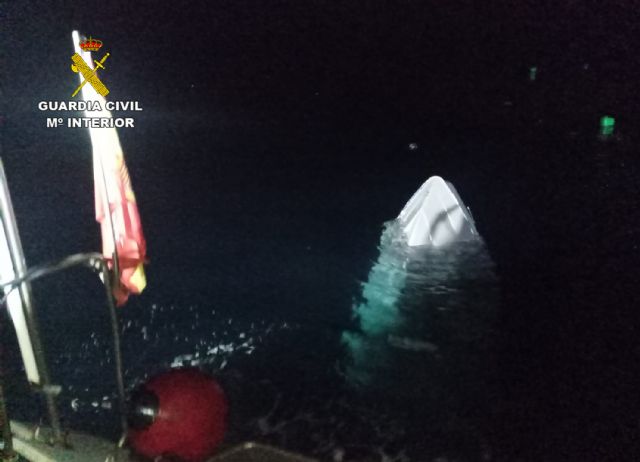 La Guardia Civil rescata a 16 migrantes a bordo de una embarcación a punto de naufragar - 2, Foto 2