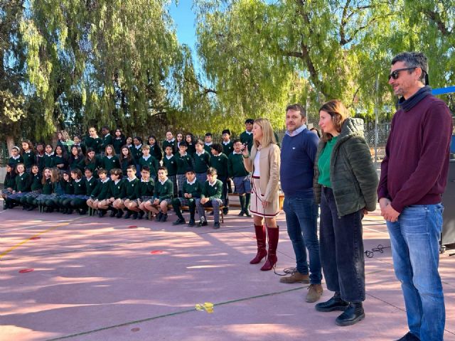 Los alumnos del CEIP San José entregan a CONVIVE Fundación Cepaim la recaudación obtenida tras la celebración de su primer Mercadillo Navideño - 1, Foto 1