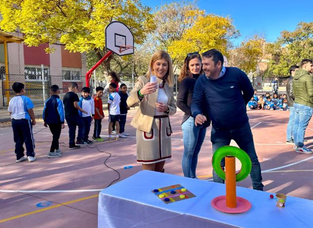 Los alumnos del CEIP San José entregan a CONVIVE Fundación Cepaim la recaudación obtenida tras la celebración de su primer Mercadillo Navideño - 2, Foto 2