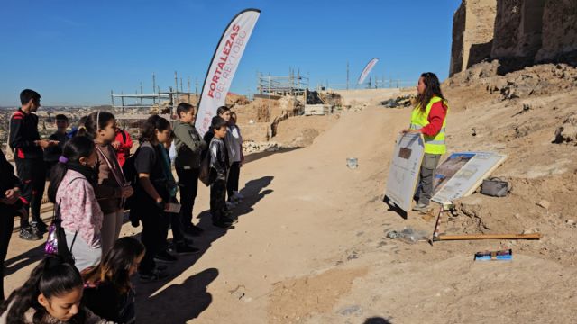 Miles de estudiantes visitarán las excavaciones para conocer los secretos de las Fortalezas del Rey Lobo - 1, Foto 1