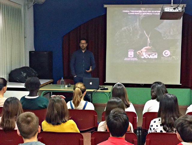 Más de 300 alumnos de Secundaria y de la asociación APCOM participan en los cursos sobre uso responsable de las redes sociales - 4, Foto 4