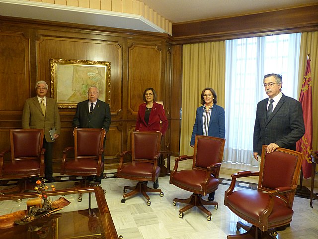 La presidenta de la Asamblea entrega escaños de solidaridad al Santo y Real Hospital de Caridad - 1, Foto 1