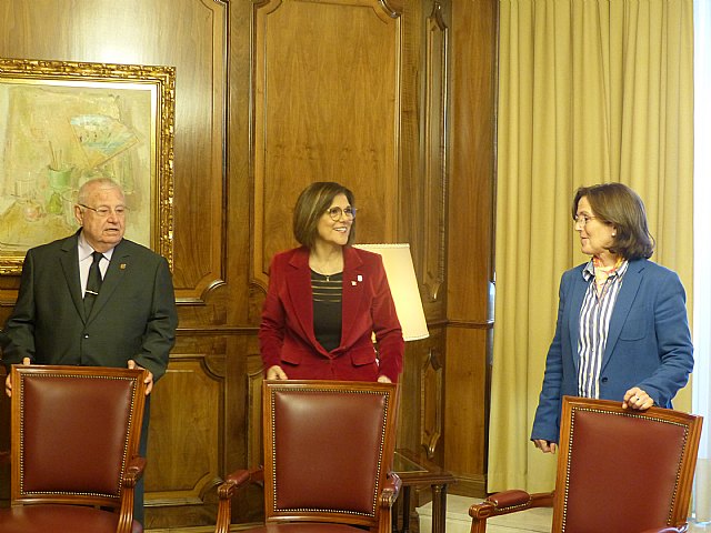 La presidenta de la Asamblea entrega escaños de solidaridad al Santo y Real Hospital de Caridad - 2, Foto 2