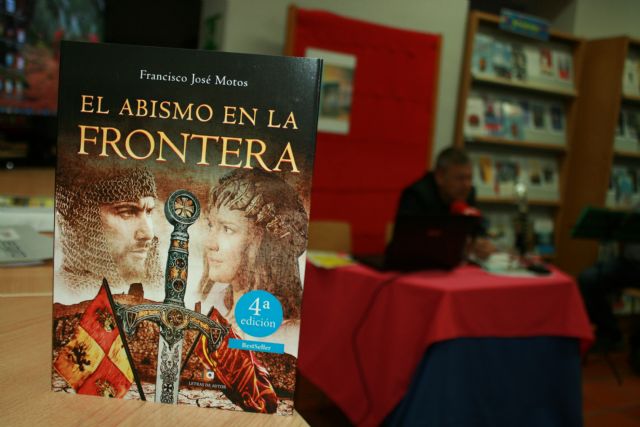 El escritor loquino Francisco José Motos presenta su nueva novela histórica El abismo en la frontera en Totana, Foto 1