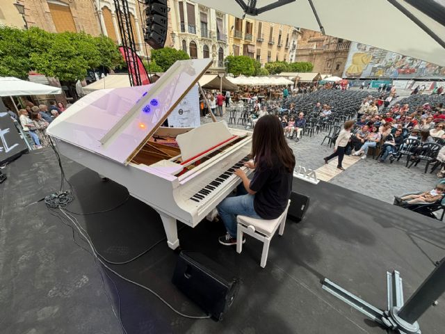 El piano de Elton John resuena en Belluga - 1, Foto 1